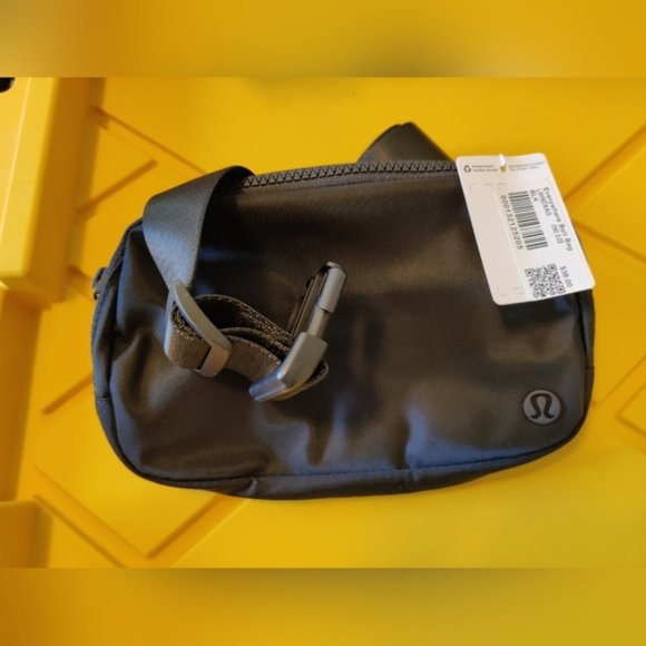 NWT Lululemon Everywhere Belt Bag BLACK Rare Original OG Version Classic EBB 1L - Picture 2 of 12